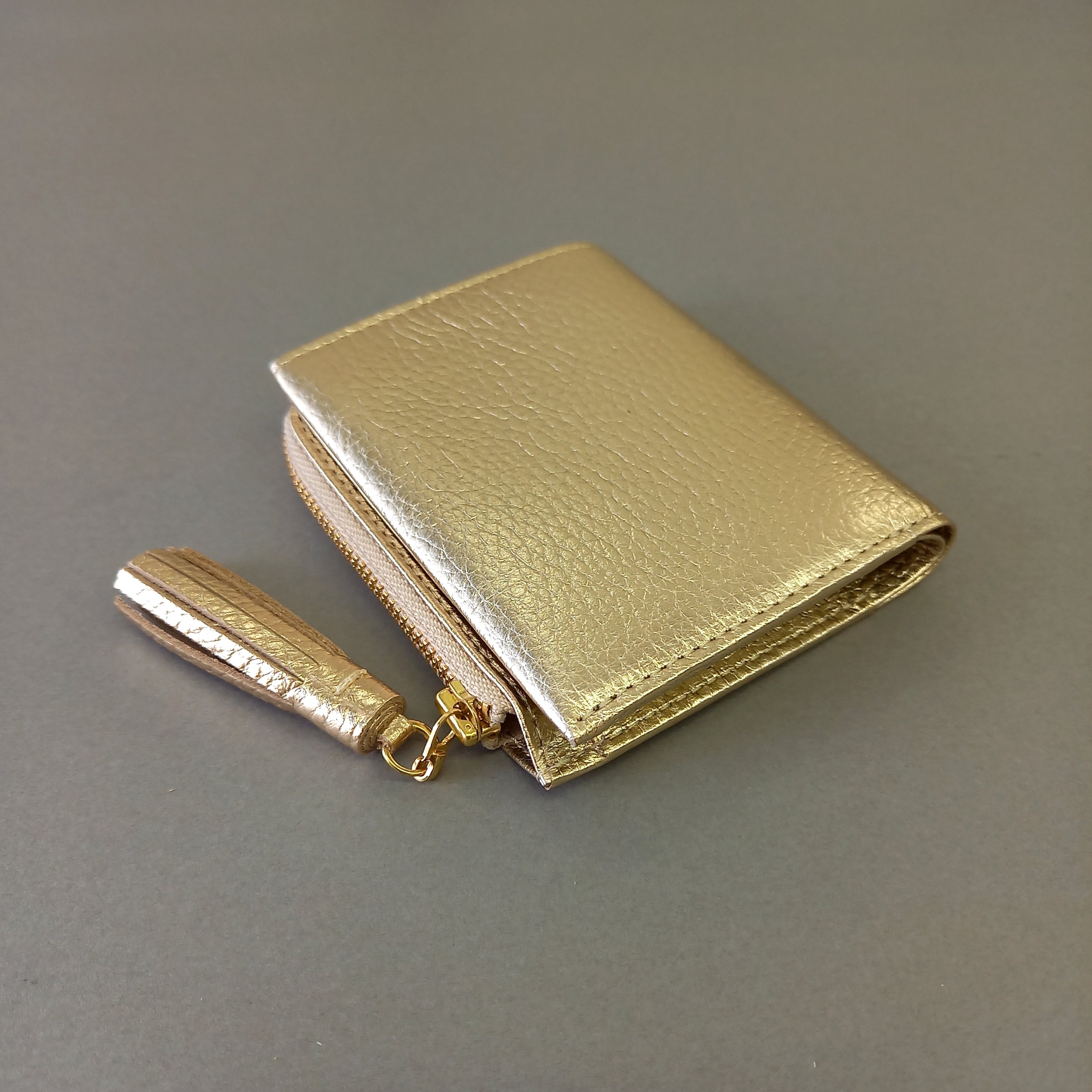 お札を折らないで入れる二つ折り財布