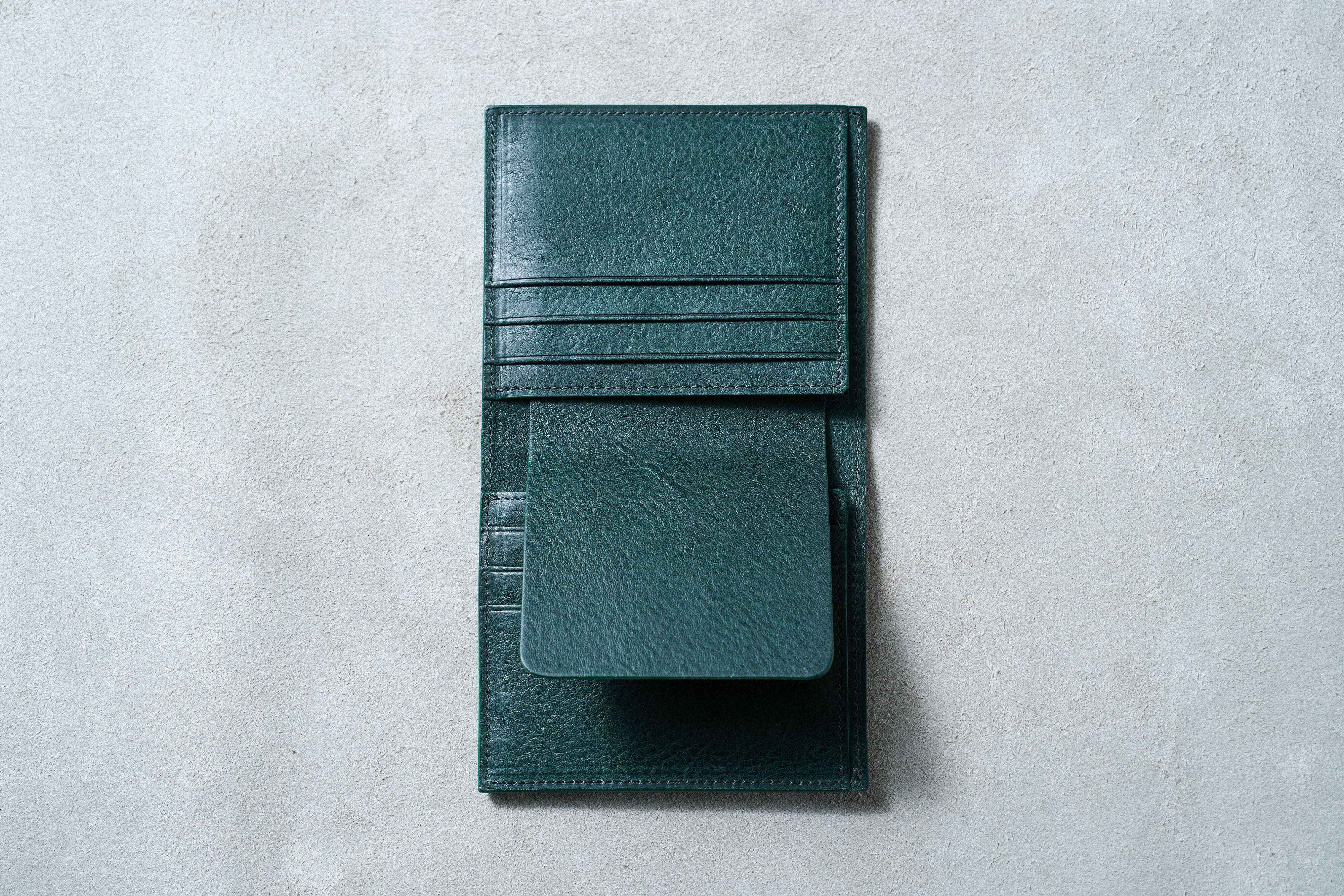 二つ折りサイフ（ファスナーポケット付き）