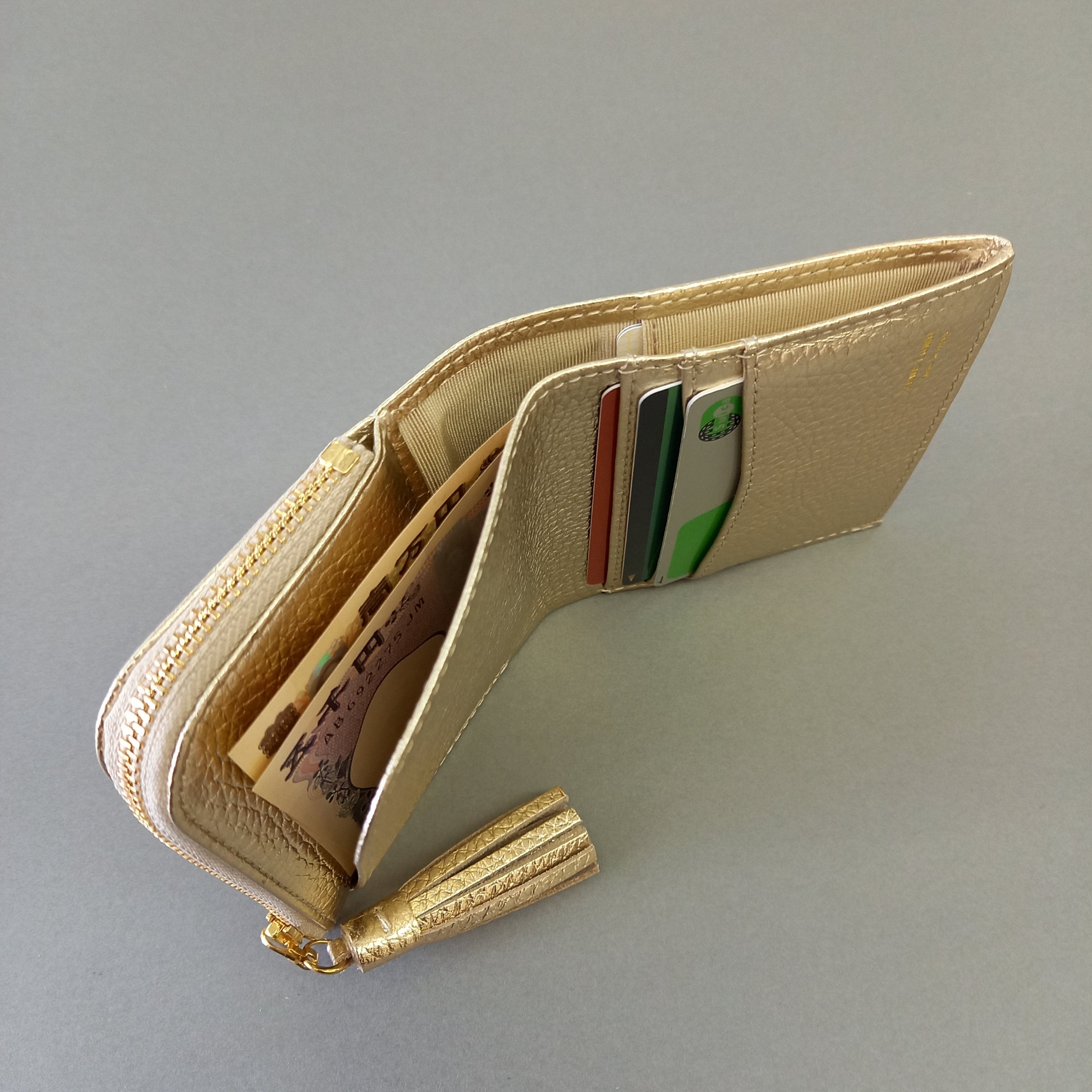 お札を折らないで入れる二つ折り財布