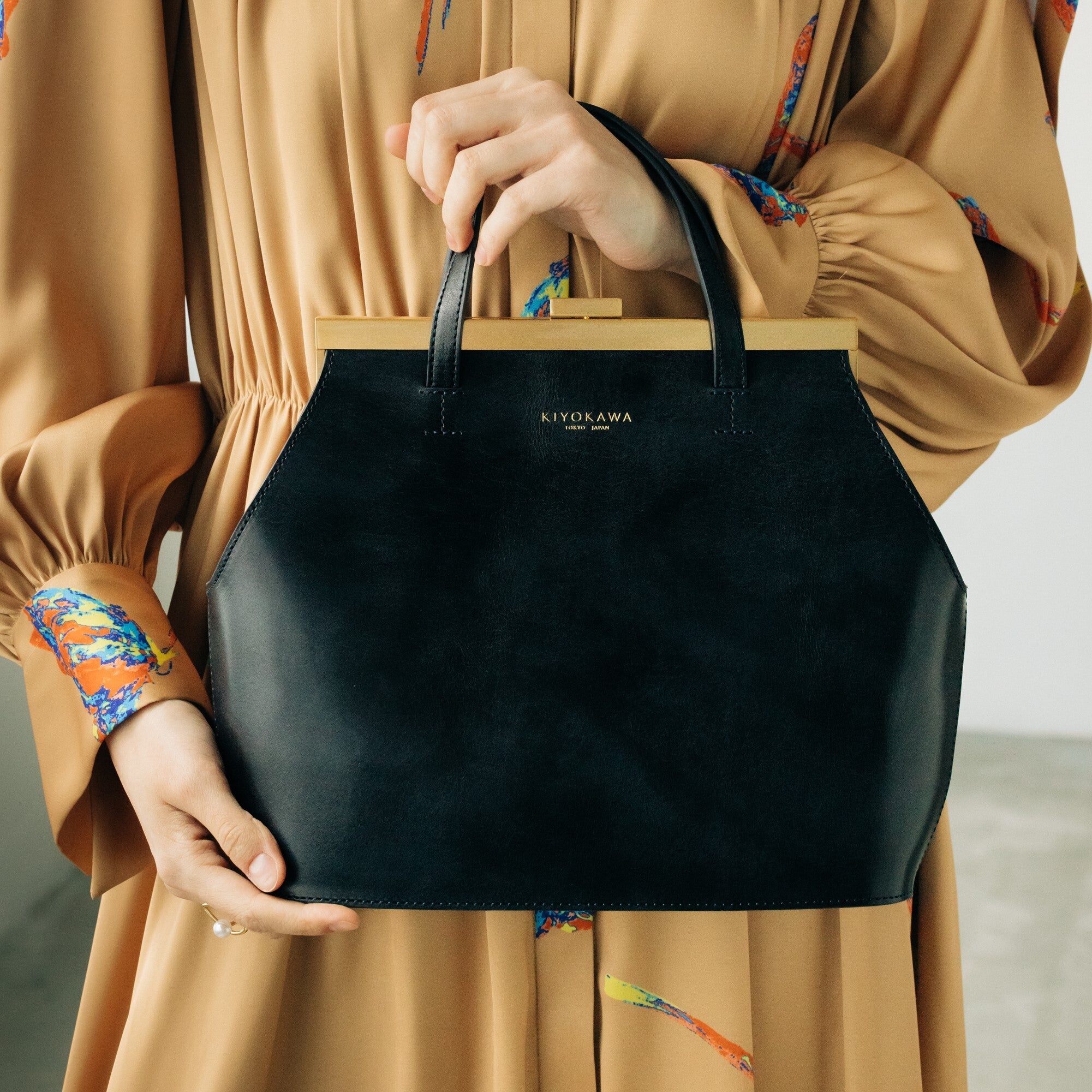 牛革ヌメ　口金ハンドバッグ【AUD003】