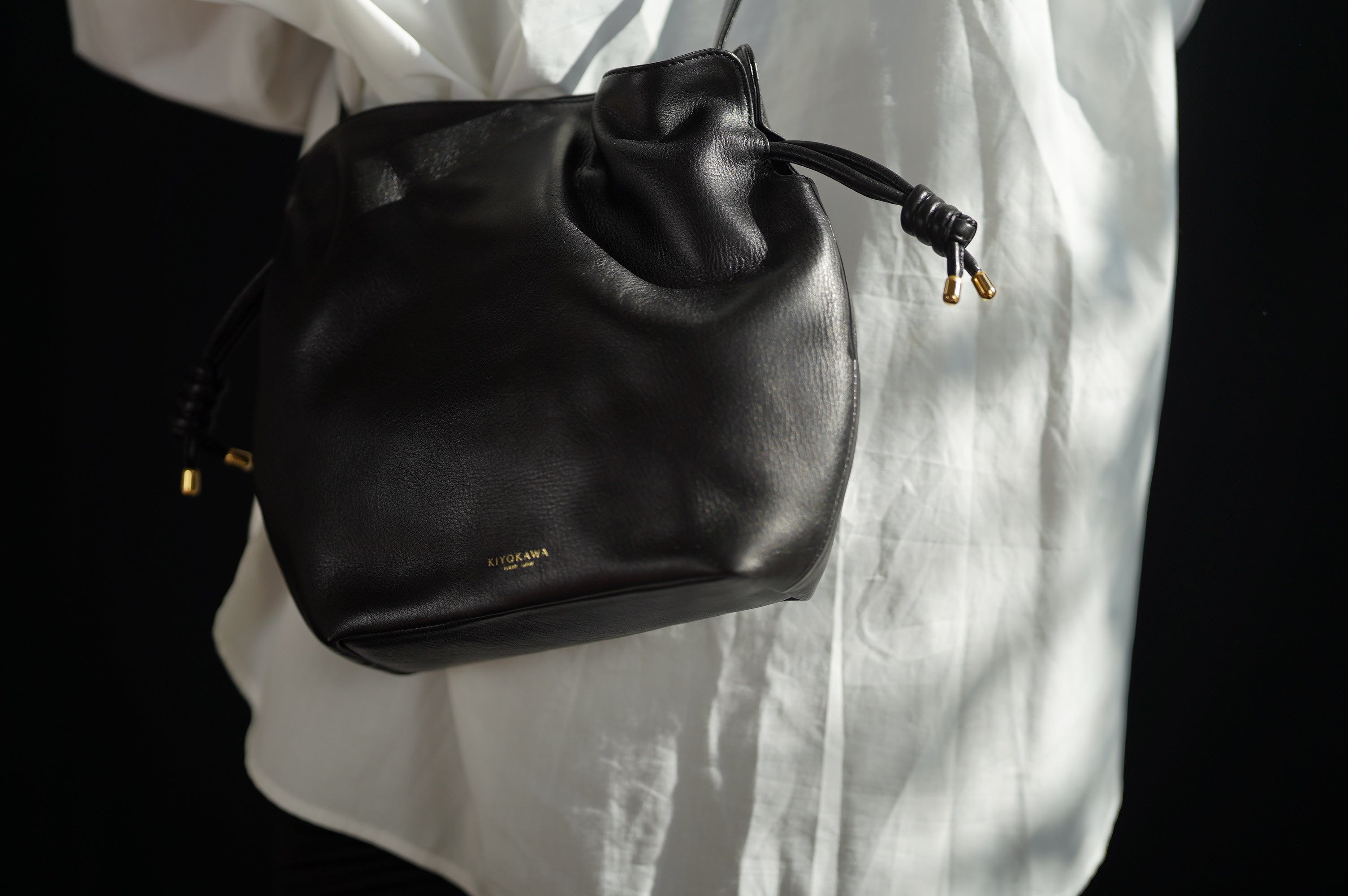 柔らかな牛革　ショルダーポシェット【ZIT001】