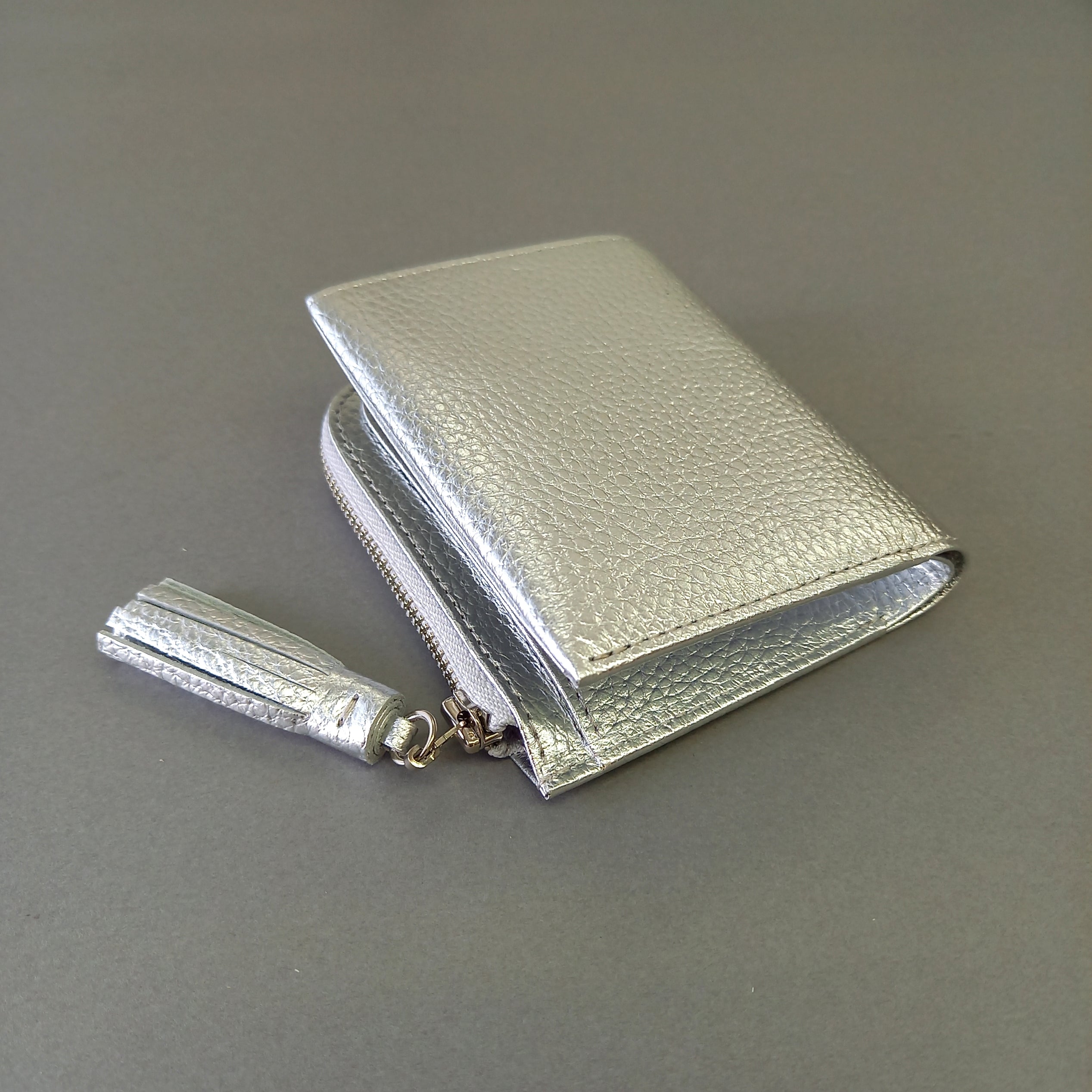 お札を折らないで入れる二つ折り財布