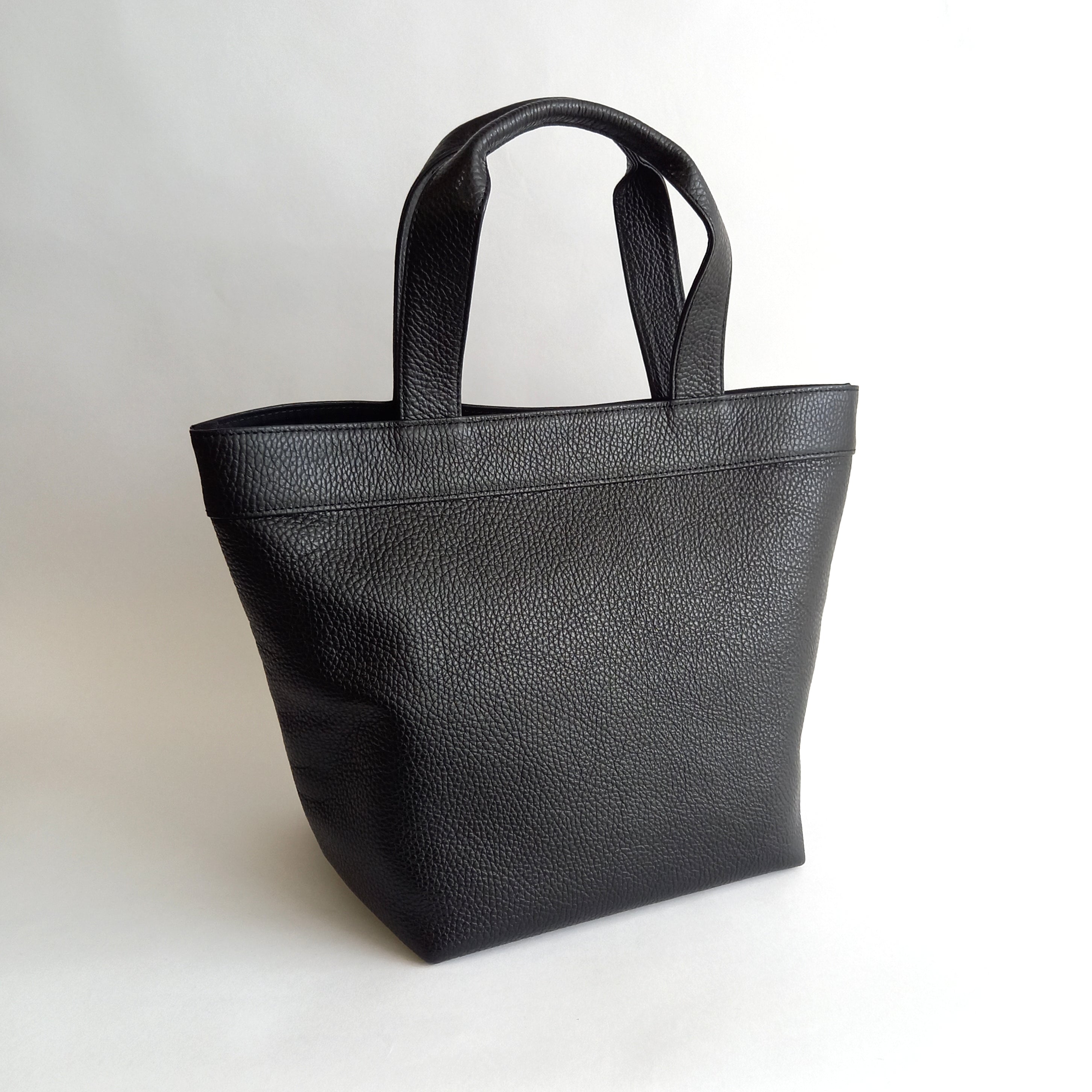 やわらかくて上質な高級本革トート