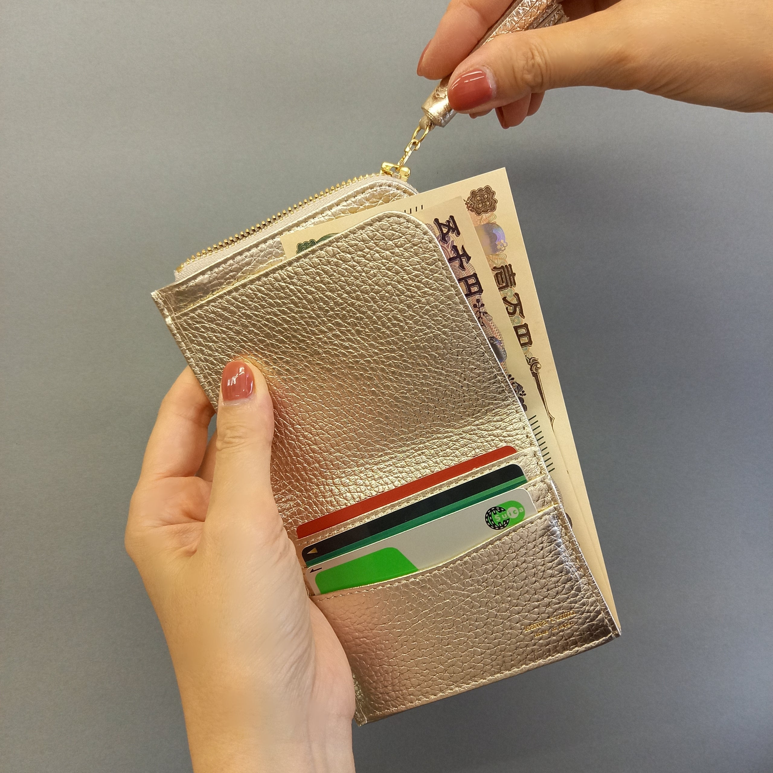 お札を折らないで入れる二つ折り財布