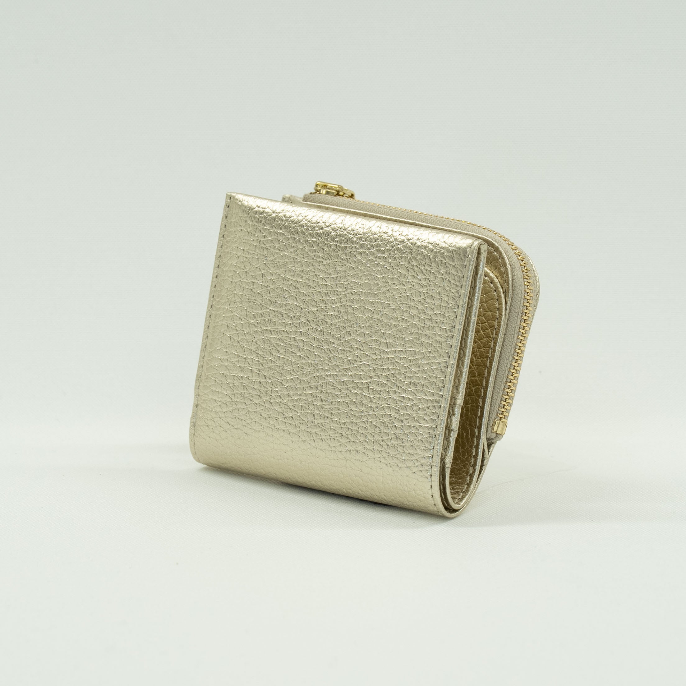 お札を折らないで入れる二つ折り財布