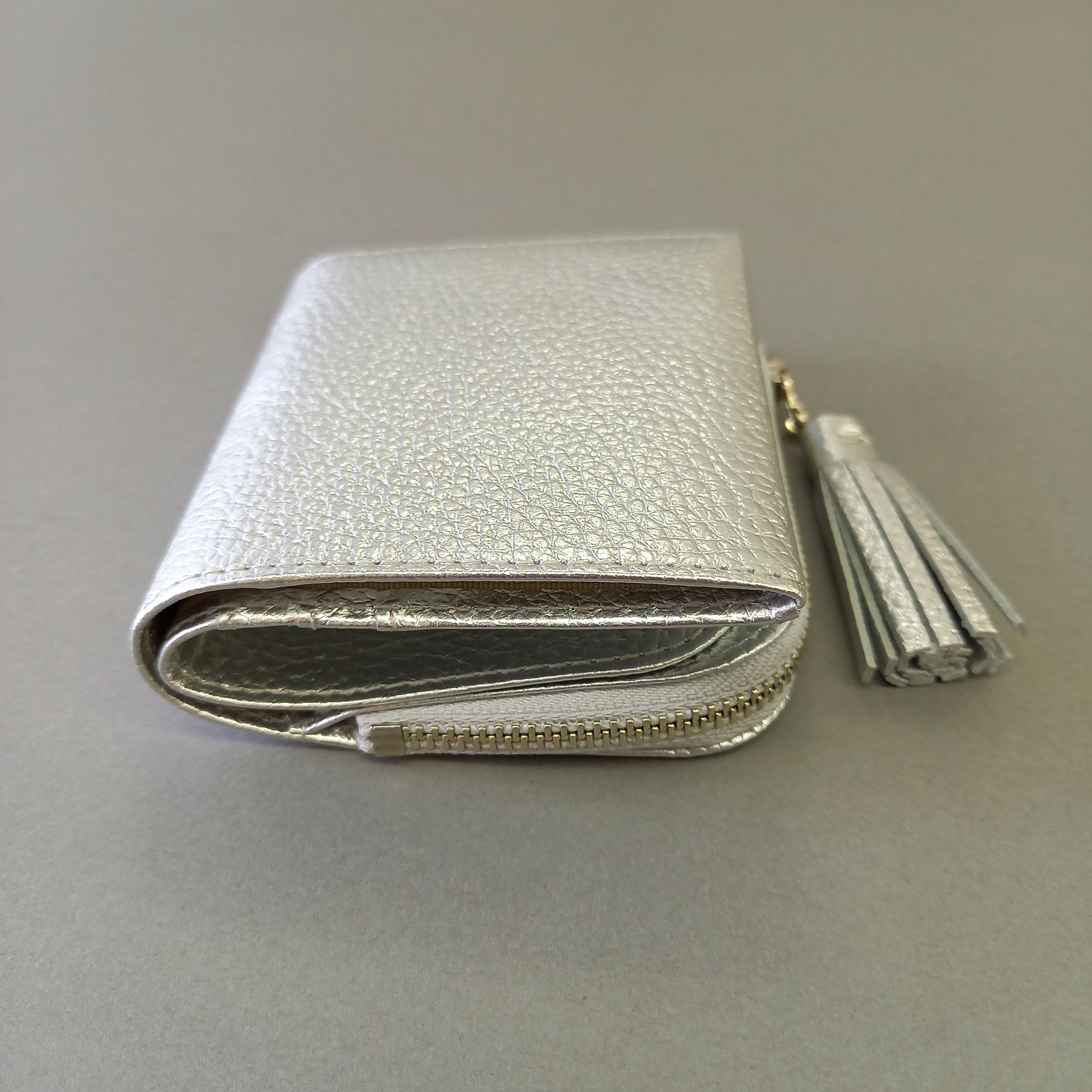 お札を折らないで入れる二つ折り財布