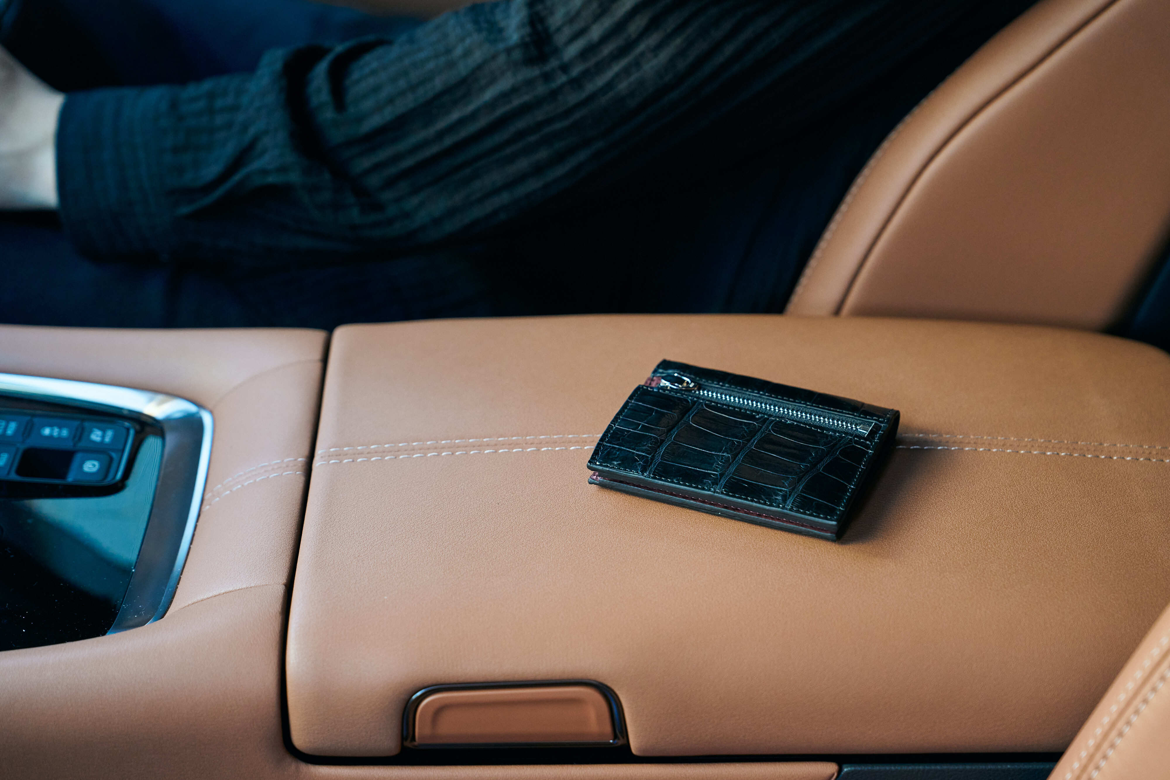 二つ折りサイフ（ファスナーポケット付き）