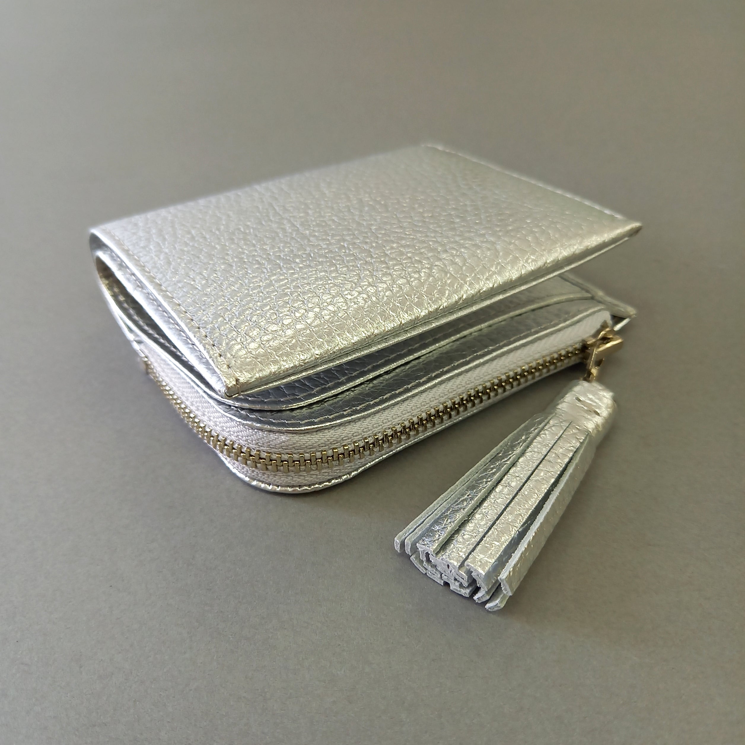 お札を折らないで入れる二つ折り財布